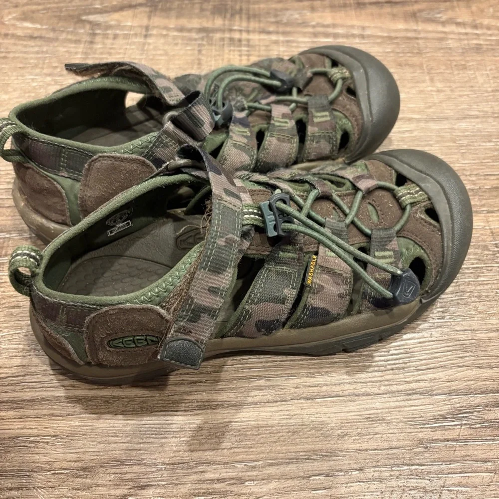 KEEN Youth Forest Camo Waterproof Outdoor Hiking Cage Sandals Sz 3